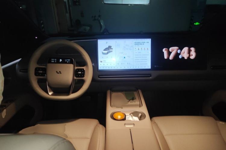Used Li Auto i6 2025 Model Two-Wheel-Drive Standard Type Center Console