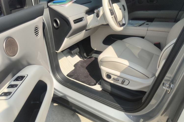 Used Li Auto i6 2025 Model Four-Wheel-Drive Standard Type Driver Seat