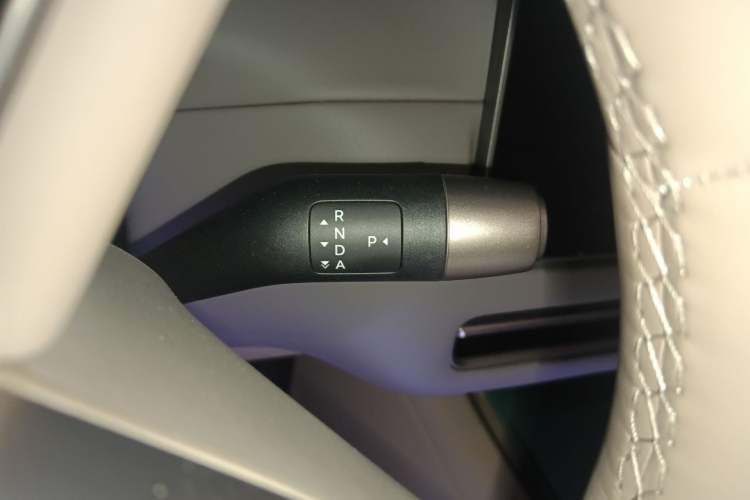 Used Li Auto i6 2025 Model Two-Wheel-Drive Standard Type Gear Lever