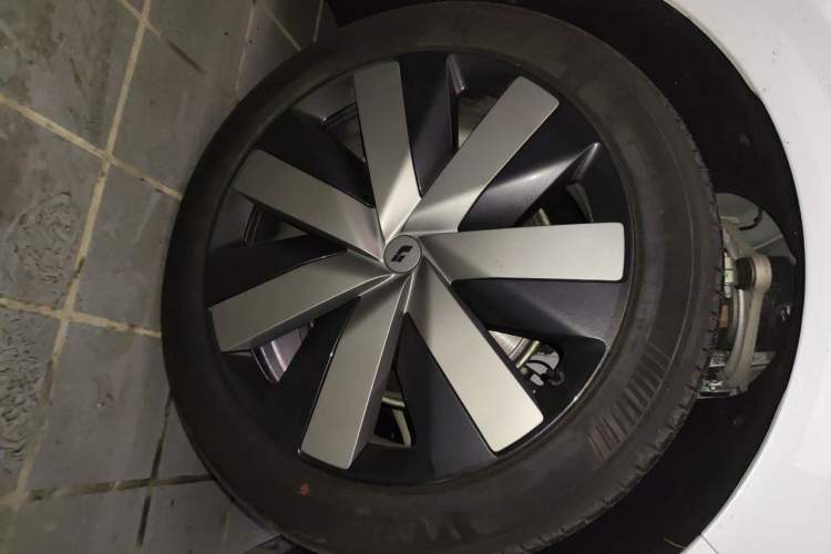 Used Li Auto i6 2025 Model Four-Wheel-Drive Standard Type Right Front Wheel Hub