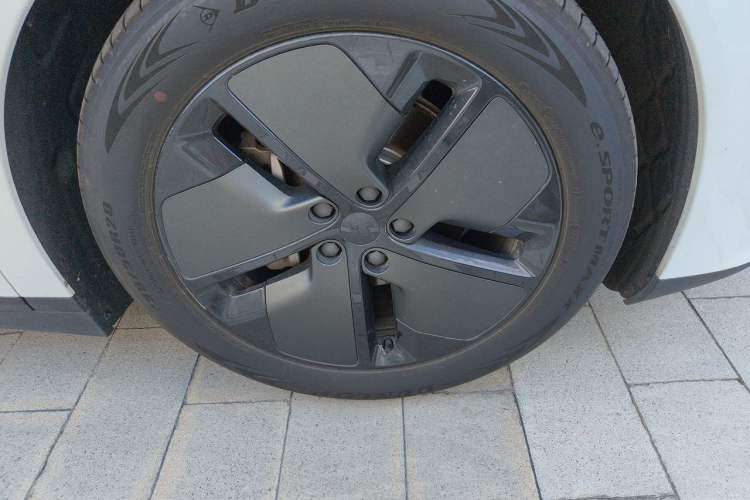 Used Li Auto i6 2025 Model Two-Wheel-Drive Standard Type Right Front Wheel Hub