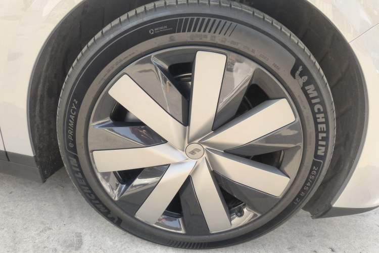 Used Li Auto i6 2025 Model Four-Wheel-Drive Standard Type Right Front Wheel Hub