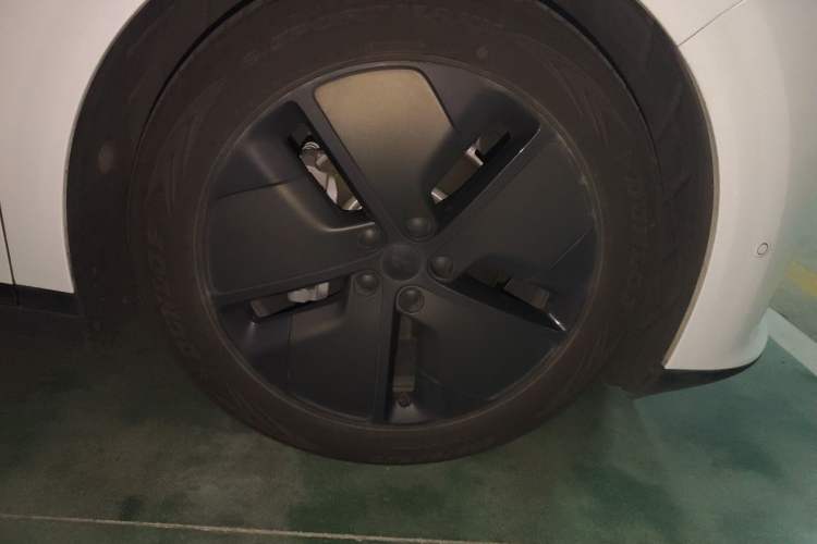 Used Li Auto i6 2025 Model Two-Wheel-Drive Standard Type Right Front Wheel Hub
