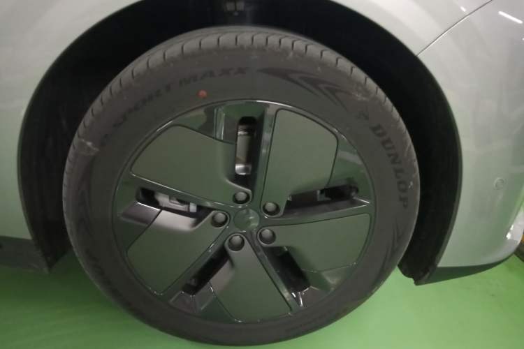 Used Li Auto i6 2025 Model Two-Wheel-Drive Standard Type Right Front Wheel Hub
