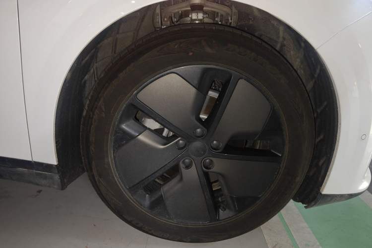 Used Li Auto i6 2025 Model Two-Wheel-Drive Standard Type Right Front Wheel Hub