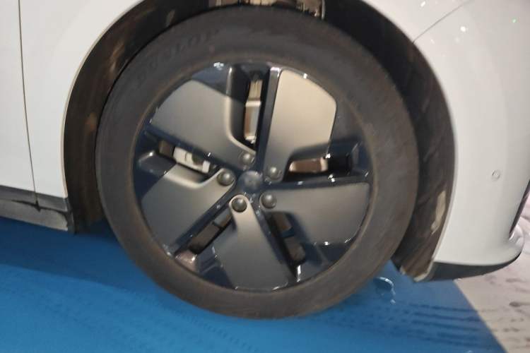 Used Li Auto i6 2025 Model Two-Wheel-Drive Standard Type Right Front Wheel Hub