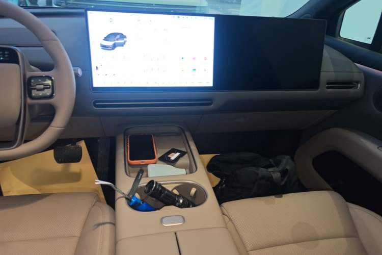 Used Li Auto i6 2025 Model Two-Wheel-Drive Standard Type Audio And AC Panel