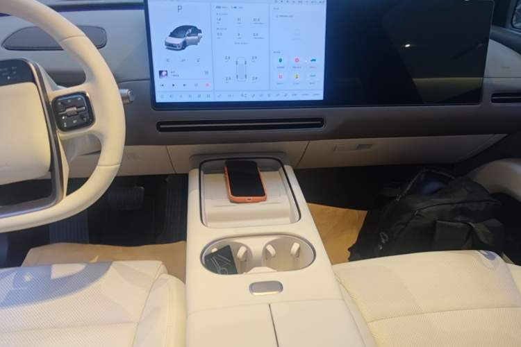 Used Li Auto i6 2025 Model Two-Wheel-Drive Standard Type Audio And AC Panel