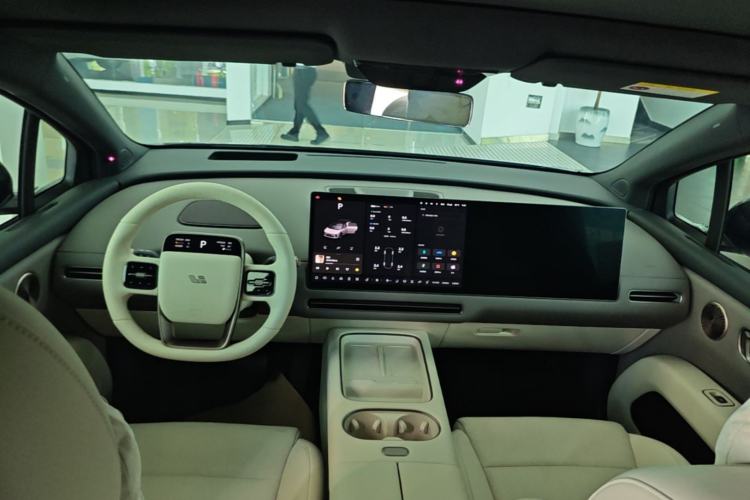 Used Li Auto i6 2025 Model Four-Wheel-Drive Standard Type Center Console