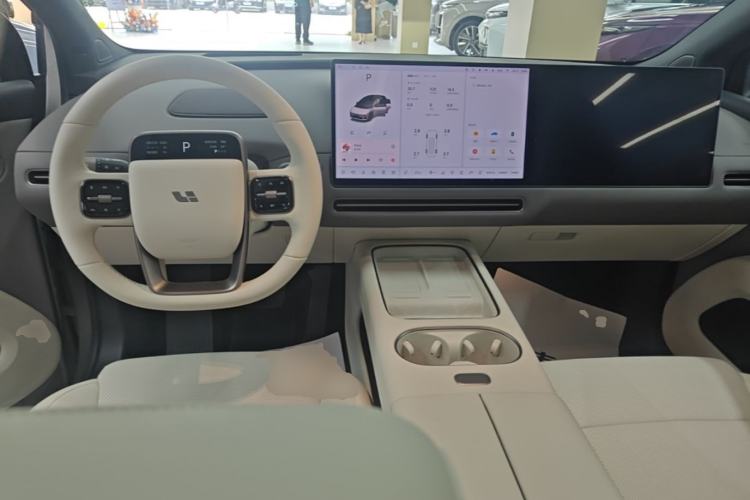 Used Li Auto i6 2025 Model Two-Wheel-Drive Standard Type Center Console