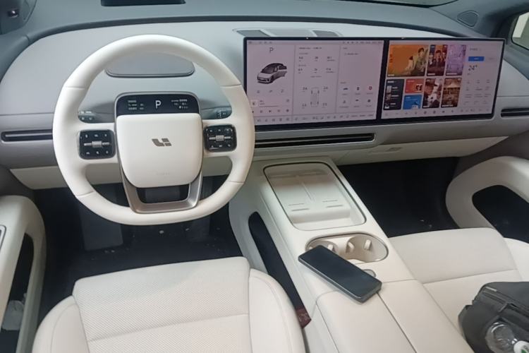 Used Li Auto i6 2025 Model Four-Wheel-Drive Standard Type Center Console
