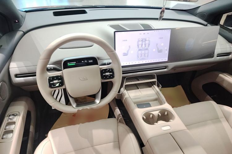 Used Li Auto i6 2025 Model Two-Wheel-Drive Standard Type Center Console