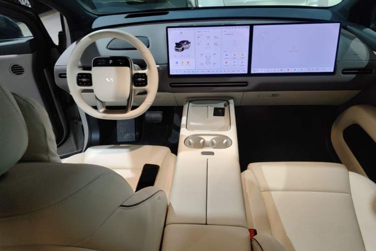 Used Li Auto i6 2025 Model Two-Wheel-Drive Standard Type Center Console