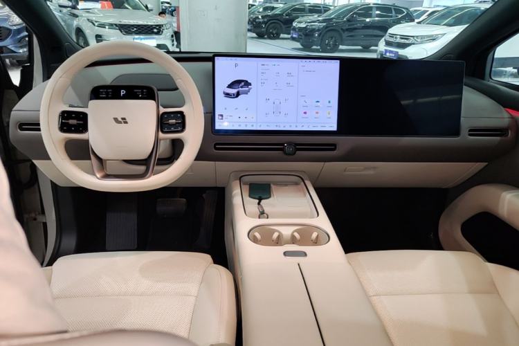 Used Li Auto i6 2025 Model Two-Wheel-Drive Standard Type Center Console