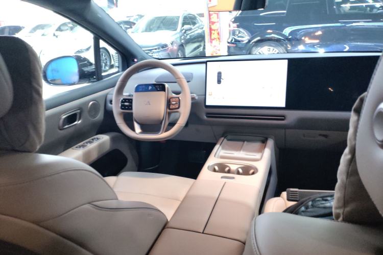 Used Li Auto i6 2025 Model Two-Wheel-Drive Standard Type Center Console
