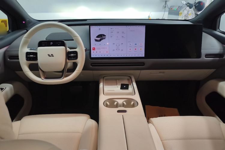 Used Li Auto i6 2025 Model Two-Wheel-Drive Standard Type Center Console
