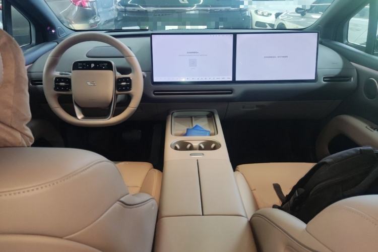 Used Li Auto i6 2025 Model Two-Wheel-Drive Standard Type Center Console