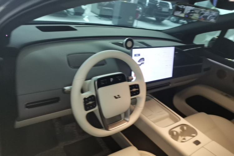Used Li Auto i6 2025 Model Two-Wheel-Drive Standard Type Center Console