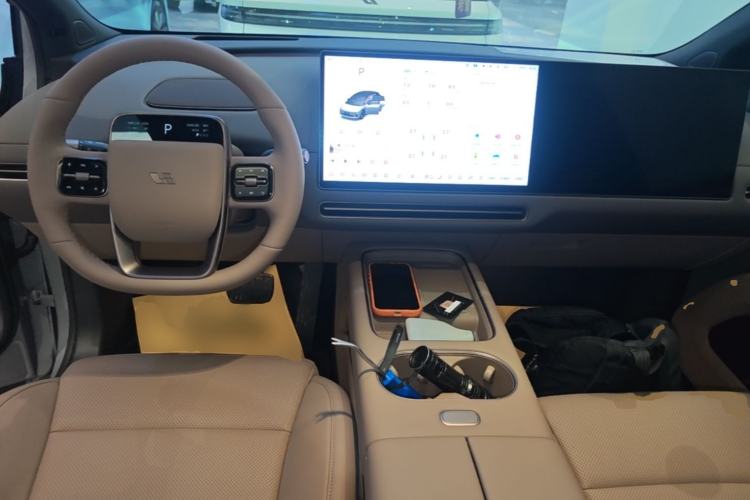 Used Li Auto i6 2025 Model Two-Wheel-Drive Standard Type Center Console