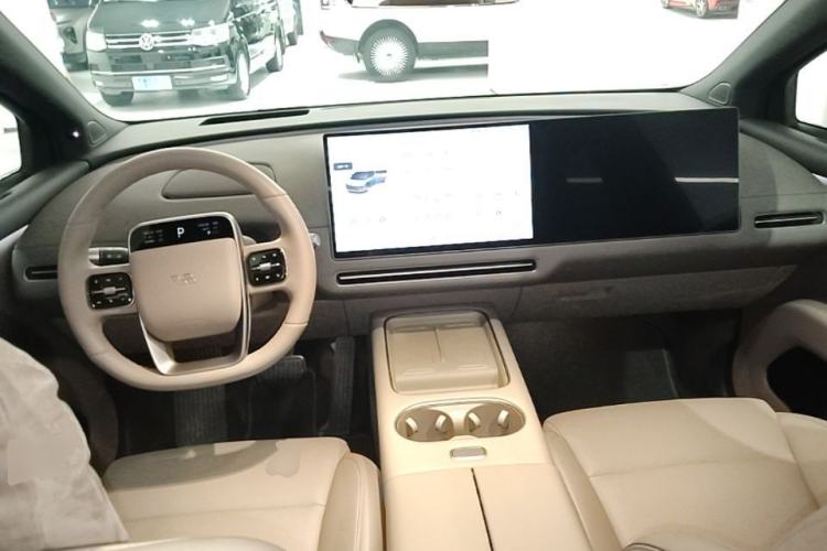 Used Li Auto i6 2025 Model Two-Wheel-Drive Standard Type Center Console