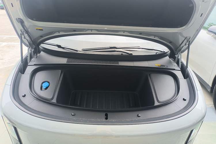 Used Li Auto i6 2025 Model Four-Wheel-Drive Standard Type Engine Bay