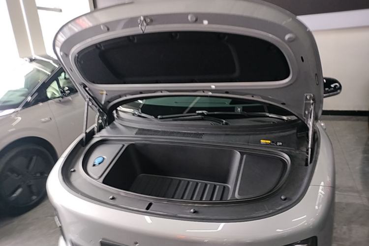 Used Li Auto i6 2025 Model Two-Wheel-Drive Standard Type Engine Bay