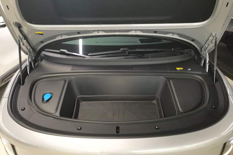 Used Li Auto i6 2025 Model Four-Wheel-Drive Standard Type Engine Bay