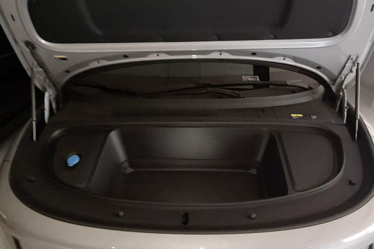 Used Li Auto i6 2025 Model Two-Wheel-Drive Standard Type Engine Bay