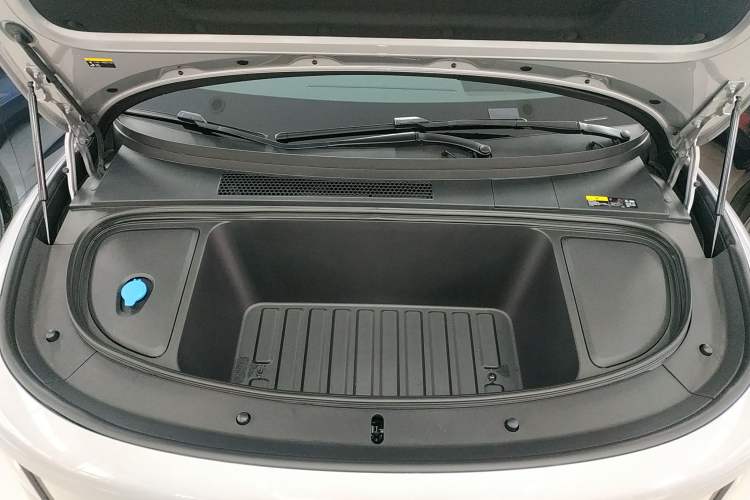Used Li Auto i6 2025 Model Four-Wheel-Drive Standard Type Engine Bay