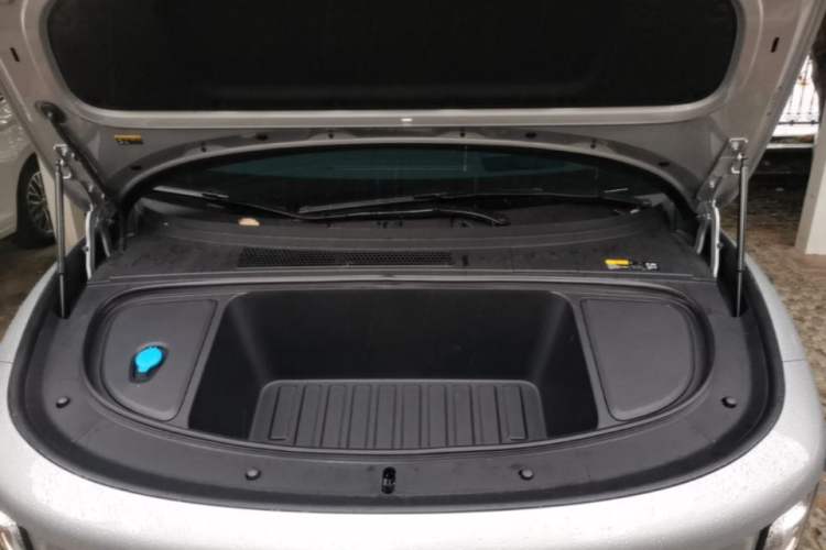 Used Li Auto i6 2025 Model Four-Wheel-Drive Standard Type Engine Bay