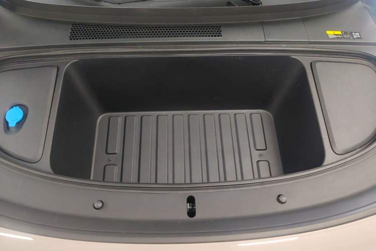 Used Li Auto i6 2025 Model Two-Wheel-Drive Standard Type Engine Bay