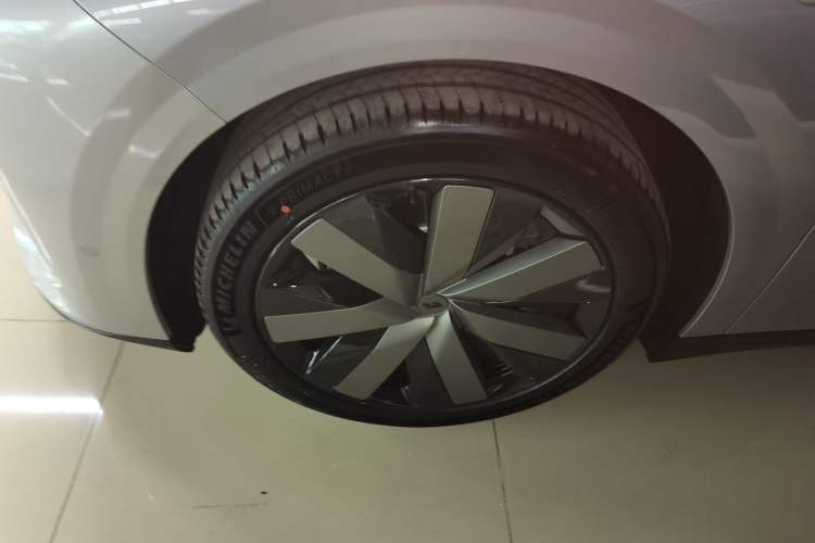 Used Li Auto i6 2025 Model Four-Wheel-Drive Standard Type Exterior 2