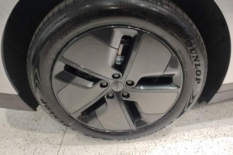 Used Li Auto i6 2025 Model Two-Wheel-Drive Standard Type Exterior 3