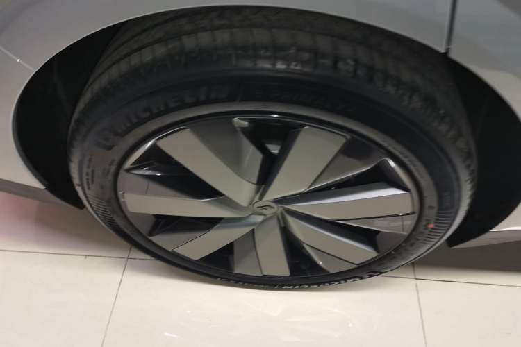 Used Li Auto i6 2025 Model Four-Wheel-Drive Standard Type Exterior 3