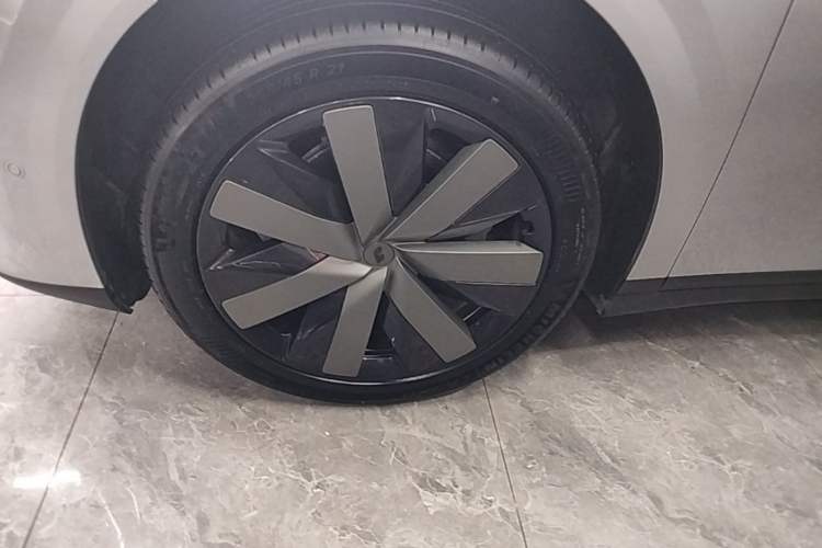 Used Li Auto i6 2025 Model Two-Wheel-Drive Standard Type Exterior 4