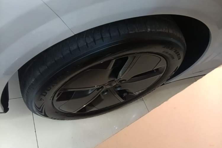 Used Li Auto i6 2025 Model Two-Wheel-Drive Standard Type Exterior 4