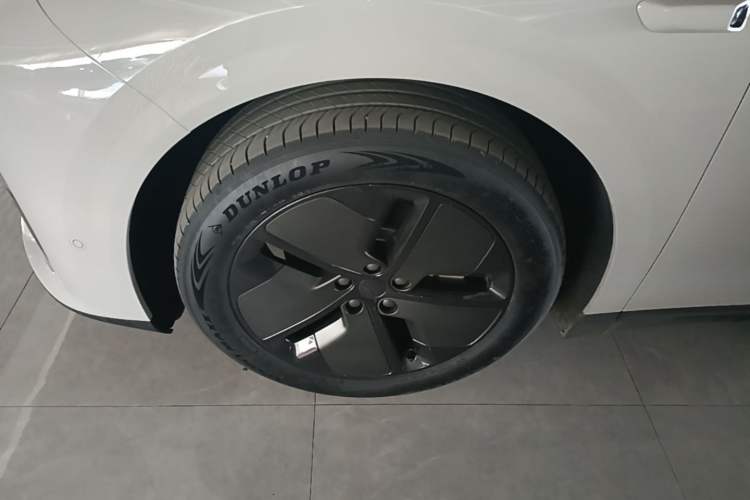 Used Li Auto i6 2025 Model Two-Wheel-Drive Standard Type Exterior 4