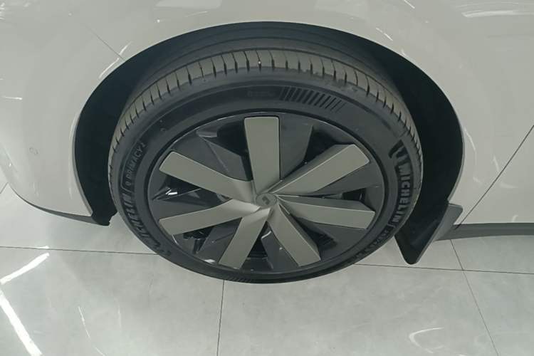 Used Li Auto i6 2025 Model Four-Wheel-Drive Standard Type Exterior 4