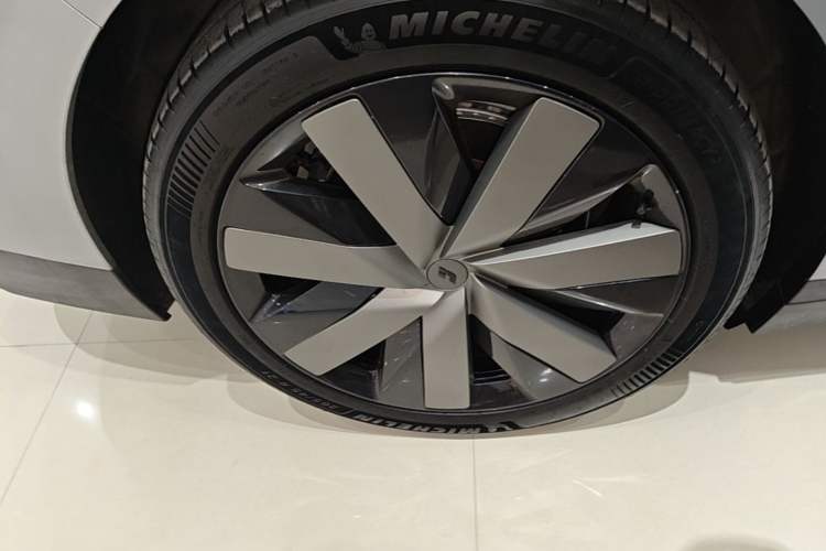 Used Li Auto i6 2025 Model Four-Wheel-Drive Standard Type Exterior 5