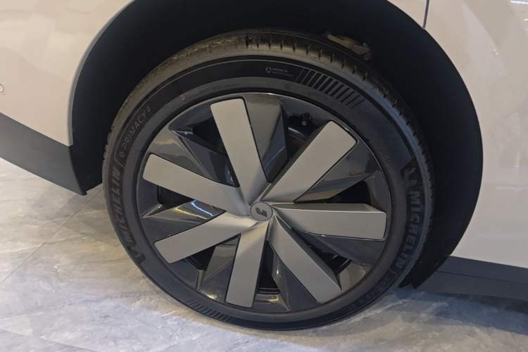 Used Li Auto i6 2025 Model Two-Wheel-Drive Standard Type Exterior 5