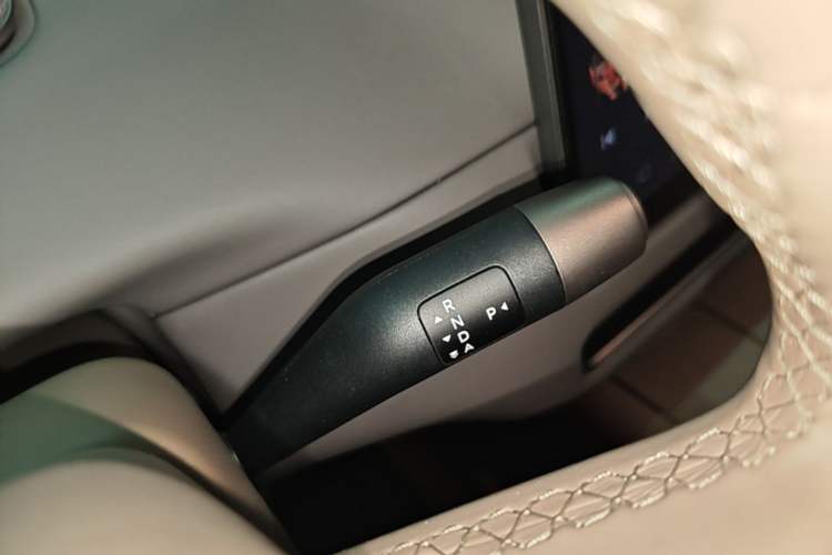 Used Li Auto i6 2025 Model Four-Wheel-Drive Standard Type Gear Lever