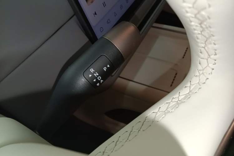 Used Li Auto i6 2025 Model Two-Wheel-Drive Standard Type Gear Lever