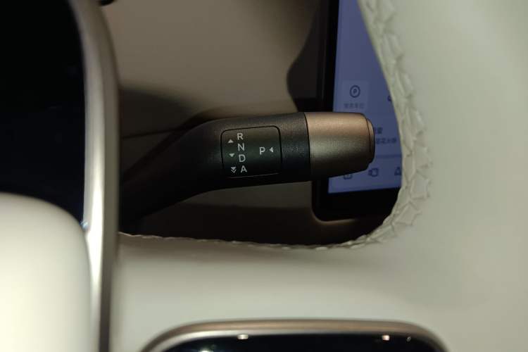 Used Li Auto i6 2025 Model Two-Wheel-Drive Standard Type Gear Lever