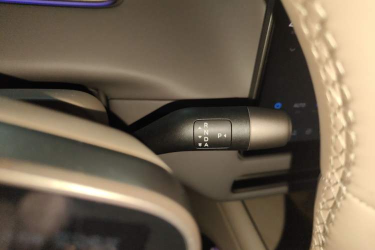 Used Li Auto i6 2025 Model Two-Wheel-Drive Standard Type Gear Lever