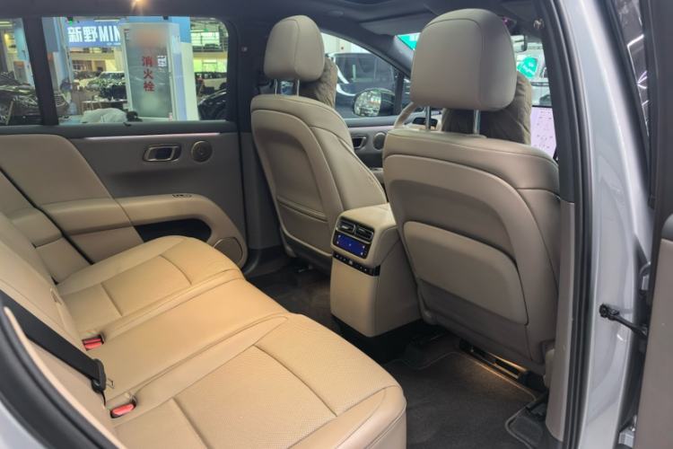 Used Li Auto i6 2025 Model Two-Wheel-Drive Standard Type Interior 1