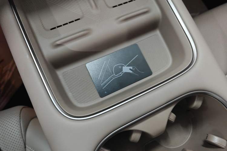 Used Li Auto i6 2025 Model Two-Wheel-Drive Standard Type Interior 1