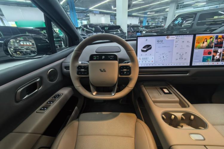 Used Li Auto i6 2025 Model Two-Wheel-Drive Standard Type Interior 10