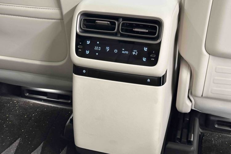 Used Li Auto i6 2025 Model Two-Wheel-Drive Standard Type Interior 11