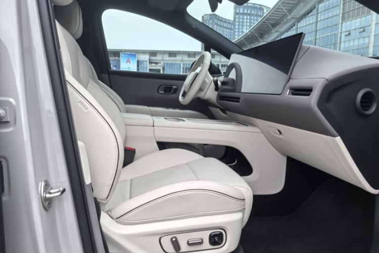 Used Li Auto i6 2025 Model Two-Wheel-Drive Standard Type Interior 2