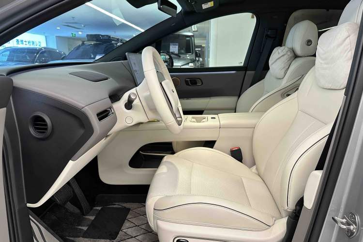 Used Li Auto i6 2025 Model Two-Wheel-Drive Standard Type Interior 2